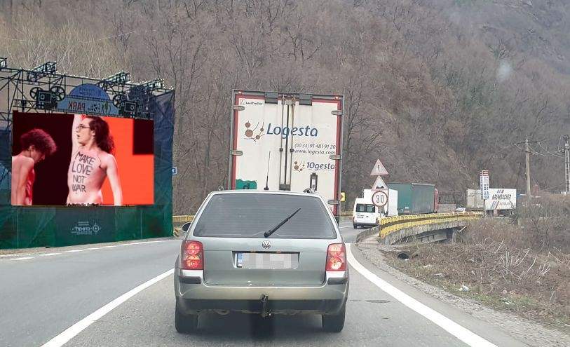 Șoferii blocați pe Valea Oltului vor vedea Eurovisionul pe un ecran imens