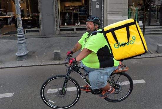 Straniu! Deși pedalează 200 km pe zi, un livrator de mâncare s-a îngrășat 14 kg într-o lună