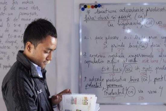 Guvernul a concediat toți profesorii greviști și va aduce nepalezi în locul lor