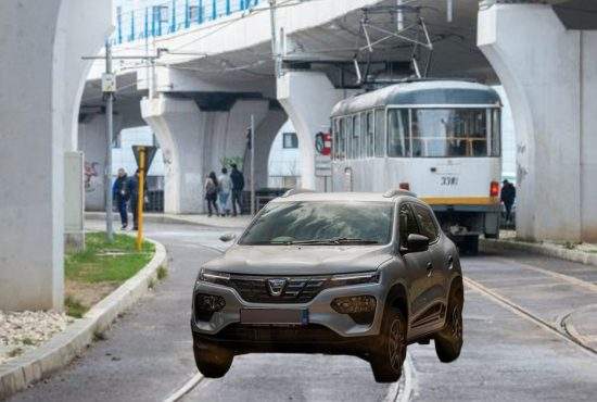 Știați? Dacă circuli cu Dacia Spring pe șina de tramvai se încarcă în mers!