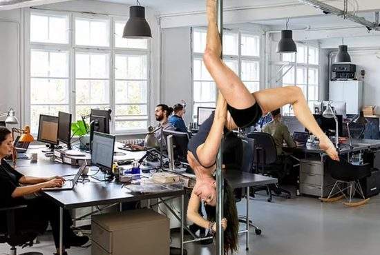 Prezență 180% la birou într-o firmă care a adus bare de striptease și dansatoare în sediu