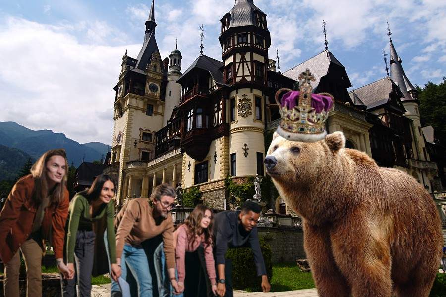Ursul de la Castelul Peleș obligă turiștii să facă plecăciuni în fața lui