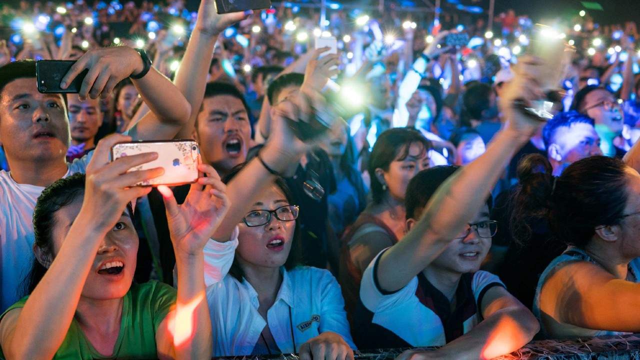 Mii de vietnamezi din București s-au înghesuit la un concert Omul cu Șobolani