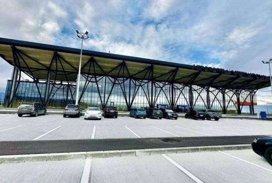 Aeroportul Braşov: Dacă parcaţi pe pistă, lăsaţi numărul în geam în caz că vine avionul