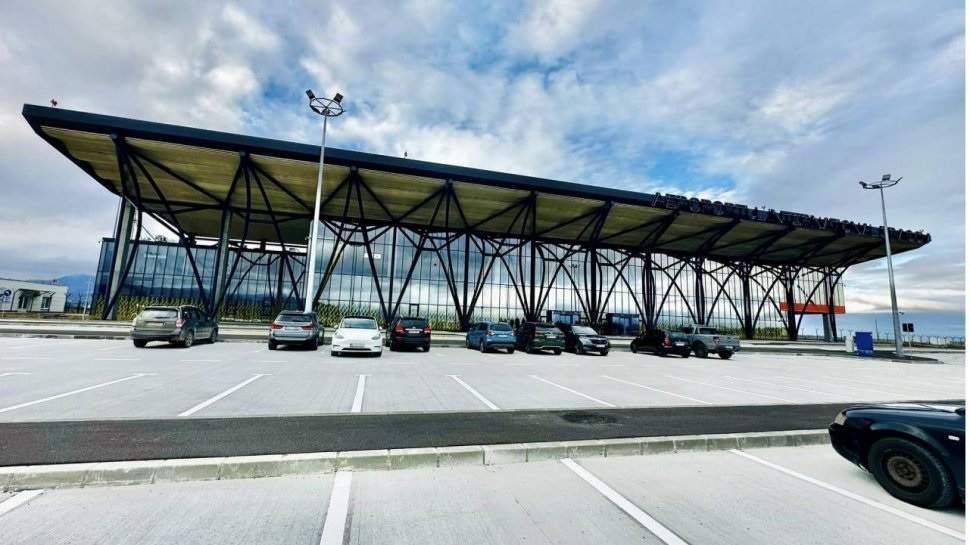 Aeroportul Braşov: Dacă parcaţi pe pistă, lăsaţi numărul în geam în caz că vine avionul