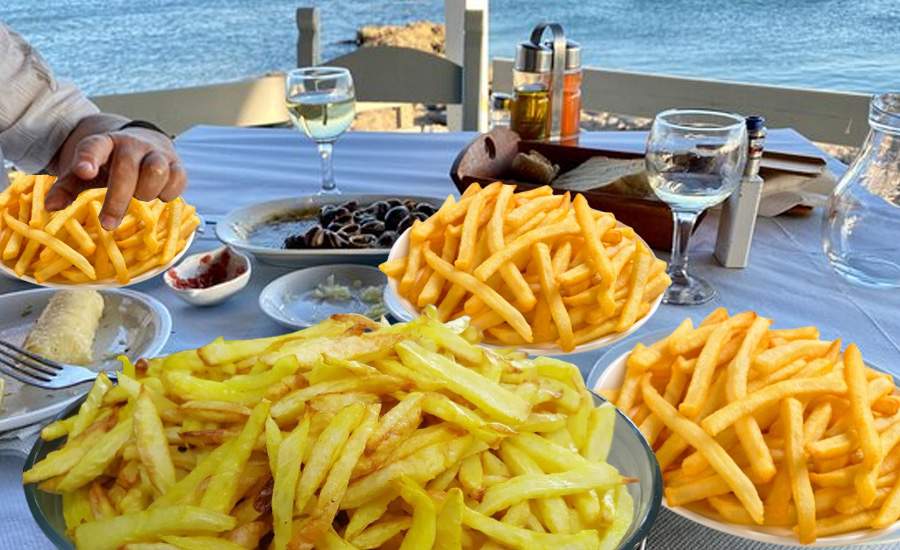 Primul weekend de vacanță. Turiștii români au mâncat toți cartofii prăjiți din Grecia