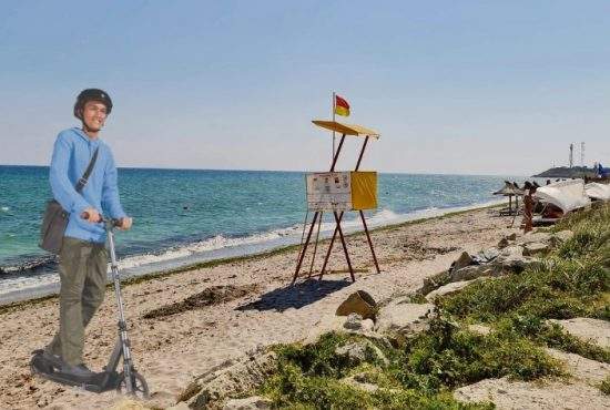 Un hipster din Caracal încearcă de trei ore să se dea cu trotineta pe plajă