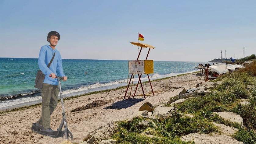 Un hipster din Caracal încearcă de trei ore să se dea cu trotineta pe plajă