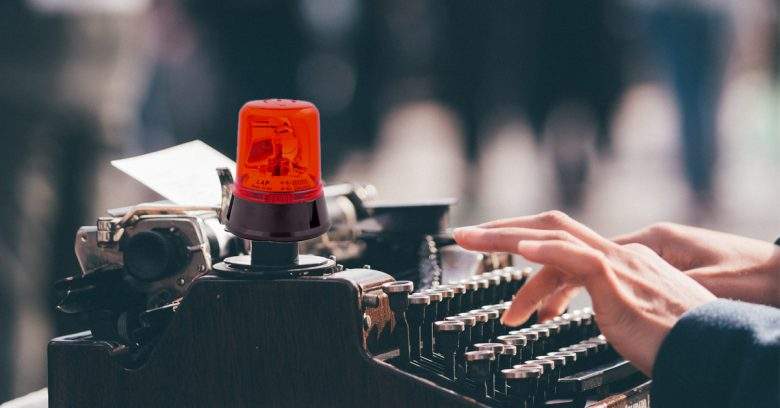 Marian Godină recunoaște că are o mașină de scris cu girofar și sirenă