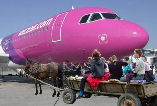 Ca să reducă poluarea, WizzAir va duce pasagerii cu căruța de la avion la terminal