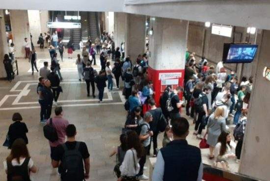 Miros greu de transpirație la metrou, că românii sunt stresați că ieșim din NATO și UE