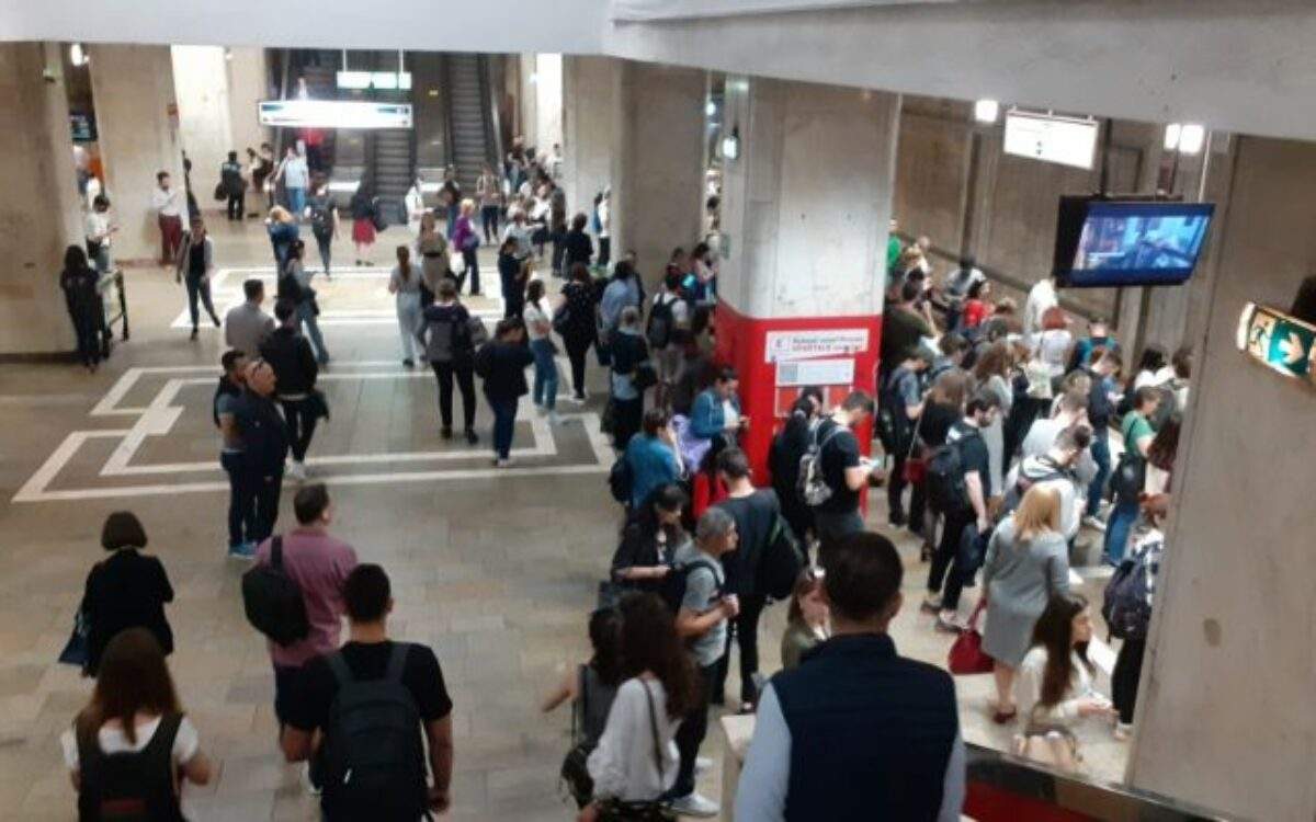 Miros greu de transpirație la metrou, că românii sunt stresați că ieșim din NATO și UE