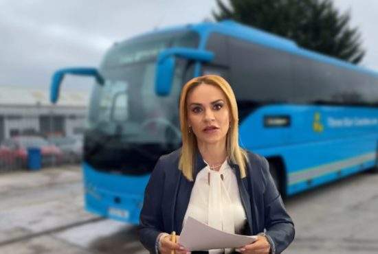 Gabi Firea a venit cu 3 autocare la Ministerul Familiei să-şi ia acasă pilele