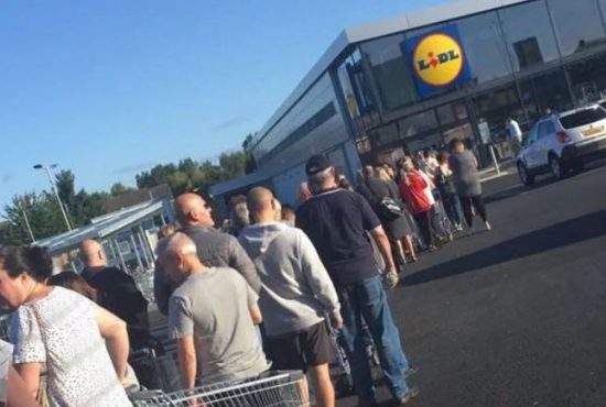 Săptămâna grecească la Lidl. Stai 2 ore la coadă să intri, exact ca la vamă