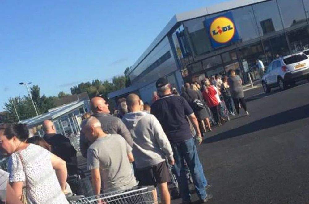 Săptămâna grecească la Lidl. Stai 2 ore la coadă să intri, exact ca la vamă