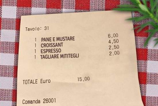 O cafenea din Italia i-a cerut unui român 2 euro ca să-i taie micii aduși de acasă