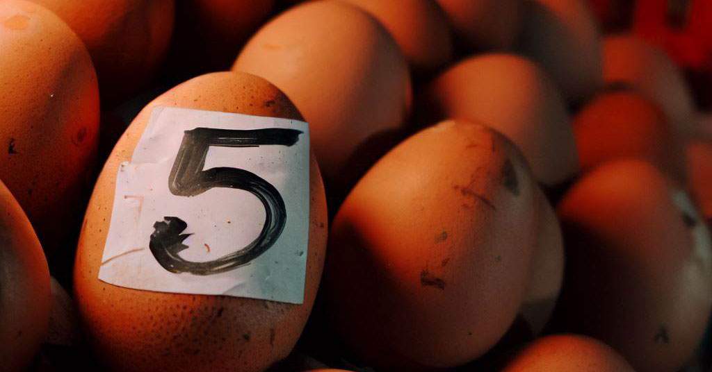 Ca să scăpăm de problemele cu banii, UE ne cere să facem ouăle 5 lei bucata