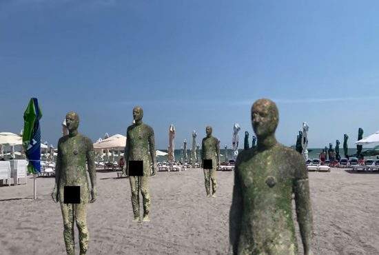 Mii de statui pe plajă la Eforie după ce un escroc a vândut ciment pe post de nămol