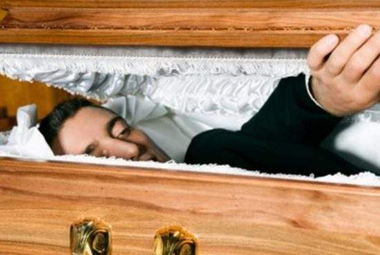 Un român și-a înscenat moartea, ca să-i prindă la înmormântare pe prietenii cu datorii la el