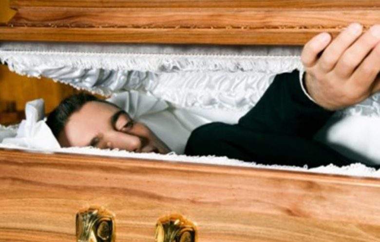 Un român și-a înscenat moartea, ca să-i prindă la înmormântare pe prietenii cu datorii la el