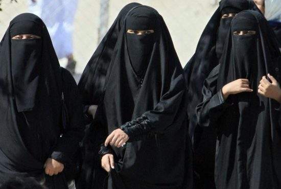 Drepturi noi pentru femeile saudite: au și ele voie să se scarpine la coa*e în public
