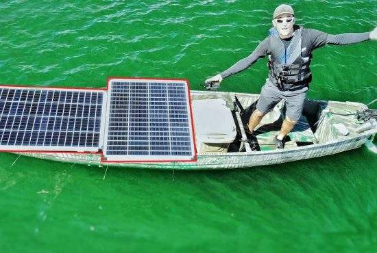 Sustenabil! Un braconier român prinde pește cu curent de la panouri solare