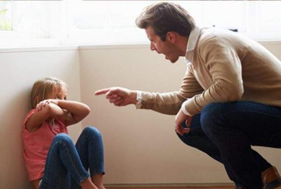 Un părinte denaturat îşi ameninţă copiii că îi trimite la mindfulness dacă nu sunt cuminţi