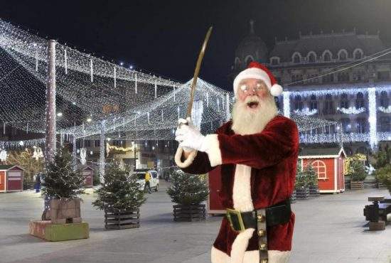 Copii speriați la Târgul de Crăciun de la Craiova după ce Moșului i s-a văzut sabia
