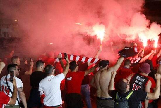 Lupte de stradă în Grecia între fanii Olympiakos Pireu şi ăia care susţin că se scrie Piure