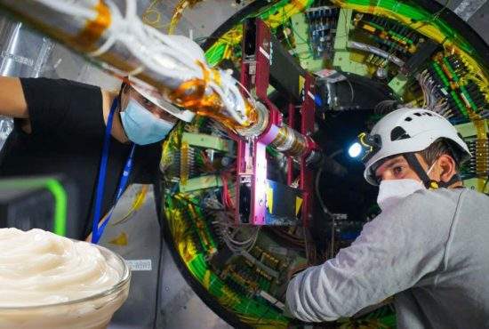 Savanții de la CERN au reparat o maioneză cu acceleratorul de particule, la nivel molecular