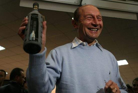 Băsescu, internat cu viroză. E în stare stabilă după ce i s-a pus o perfuzie cu spirt