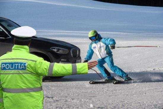 Polițiștii din Brașov, scoși să dirijeze BMW-urile care circulă pe pârtiile de schi