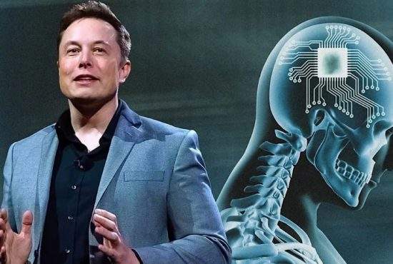 Musk îi asigură pe români că ai voie să bei după ce îţi implantezi cipul în creier