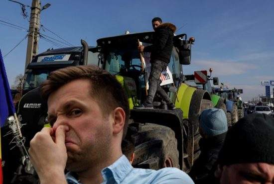 Protestatarii au crezut c-a venit Ciolacu la discuții, dar de fapt puțea un tir a brânză