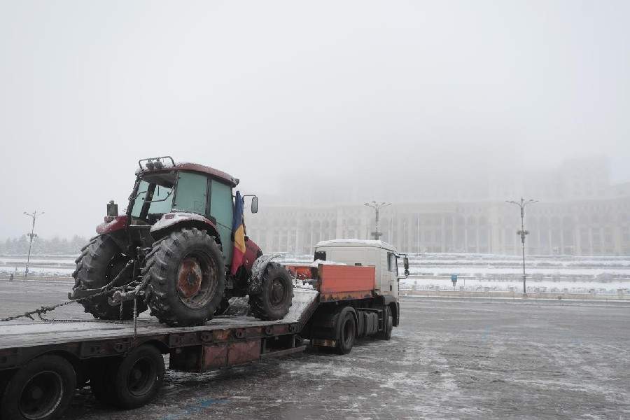 Un singur tractor la protestul fermierilor, celelalte sunt la arat în Militari Residence