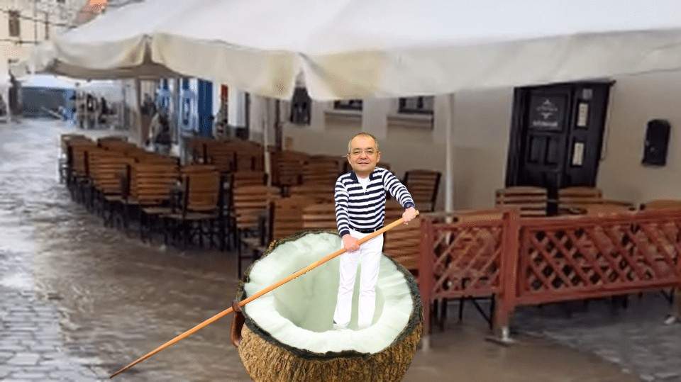 Emil Boc a vizitat locul inundației din Cluj într-o coajă de nucă de cocos