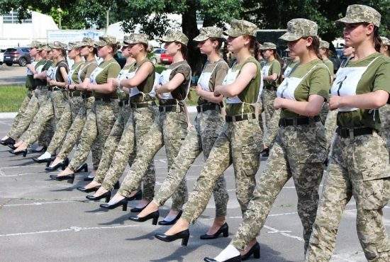 Armata Română introduce bocancii cu toc înalt, ca să recruteze mai multe femei