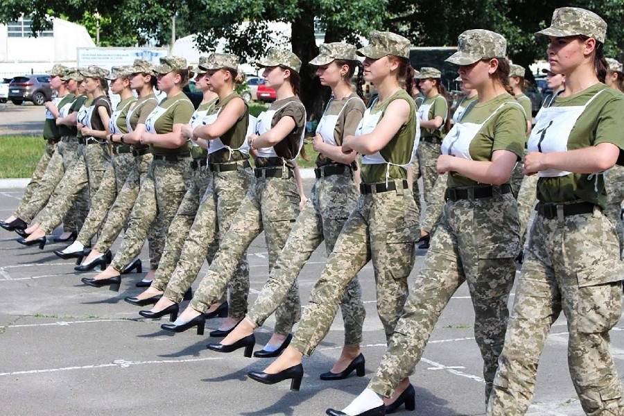 Armata Română introduce bocancii cu toc înalt, ca să recruteze mai multe femei