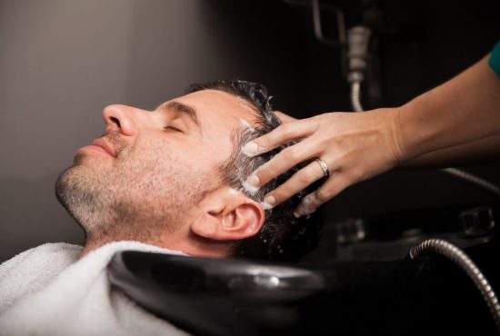 Un român are o frizeriță atât de urâtă că cere să-l tundă cu anestezie