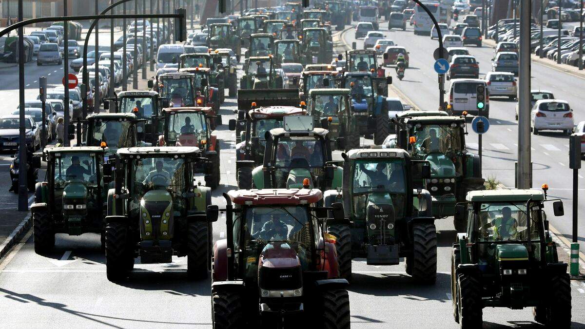 Fermierii din Spania angajează tractorişti români să blocheze circulaţia pentru ei