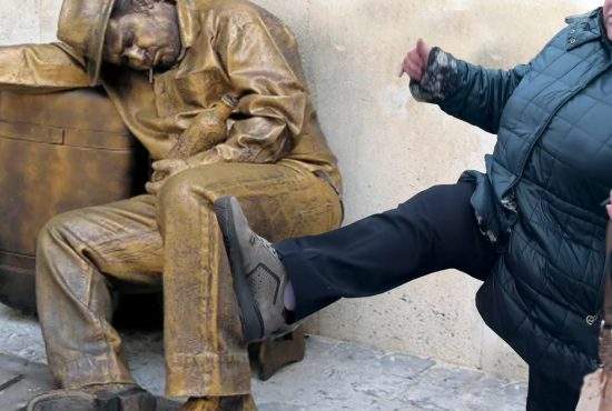 Omul statuie din Iași a fost lovit cu piciorul de o localnică furioasă