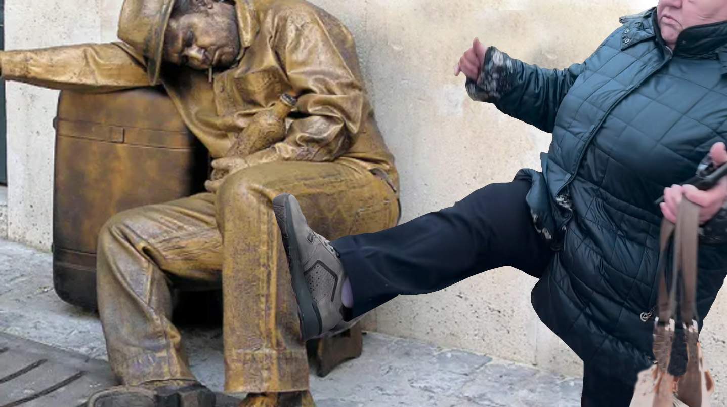 Omul statuie din Iași a fost lovit cu piciorul de o localnică furioasă