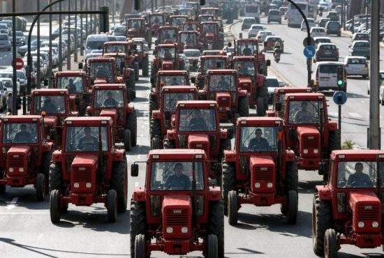 Fermierii din Spania angajează tractorişti români să blocheze circulaţia pentru ei