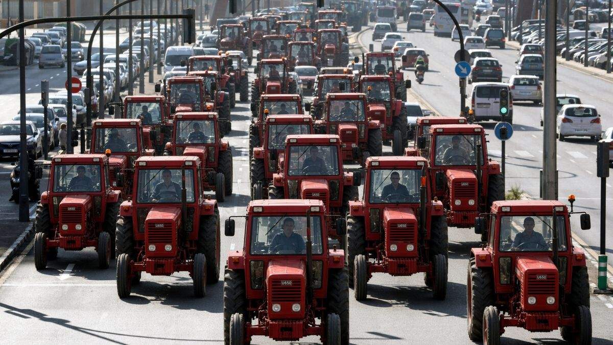 Fermierii din Spania angajează tractorişti români să blocheze circulaţia pentru ei