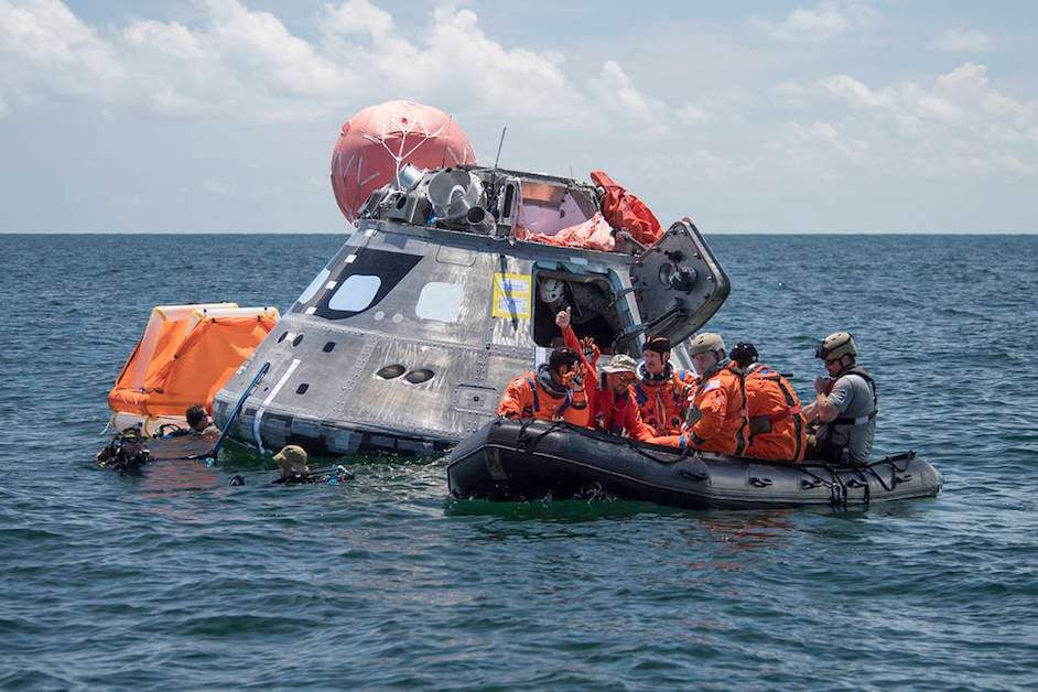 4 astronauţi au revenit pe Terra după şase luni. Pe trei dintre ei i-a crezut şi nevasta!