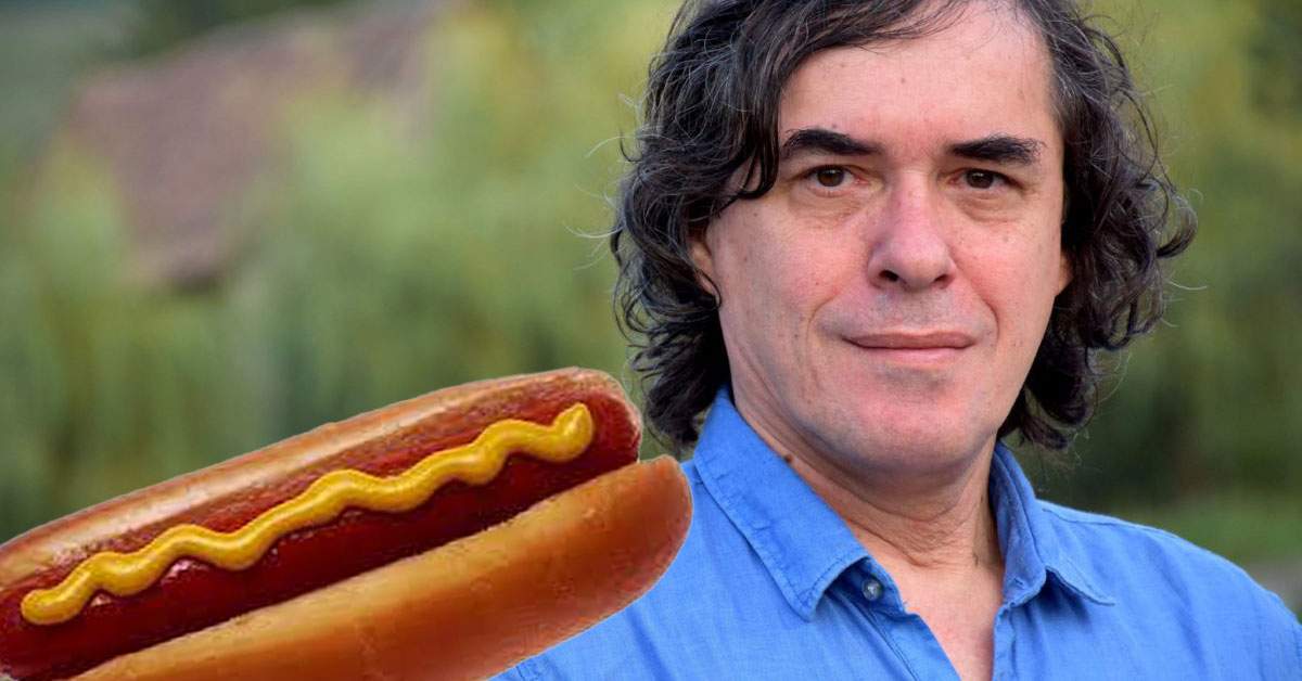 Cărtărescu, premiat la Berlin. A câștigat un concurs de mâncat hot dogi