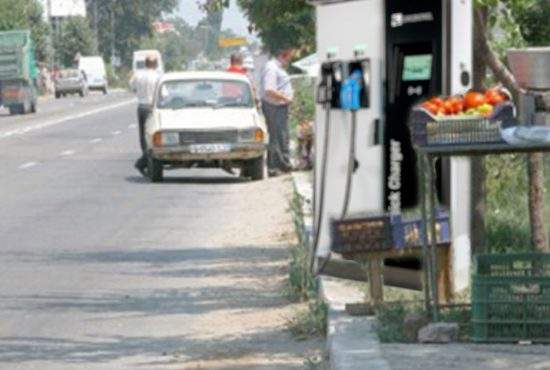 Pe lângă ouă, țuică și legume, țăranii cu panouri vând curent de casă la poartă