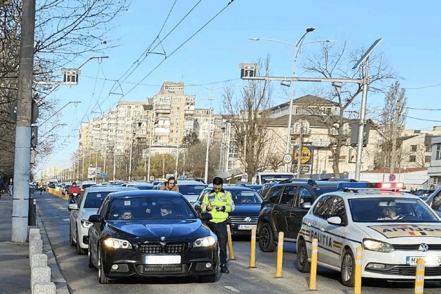 Cocalar care circula pe banda de autobuz, obligat să ia 40 de călători în BMW