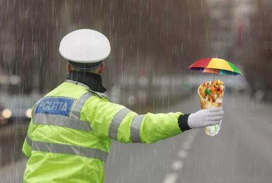 A apărut şaorma cu umbreluţă, pentru poliţiştii care dirijează traficul in ploaie
