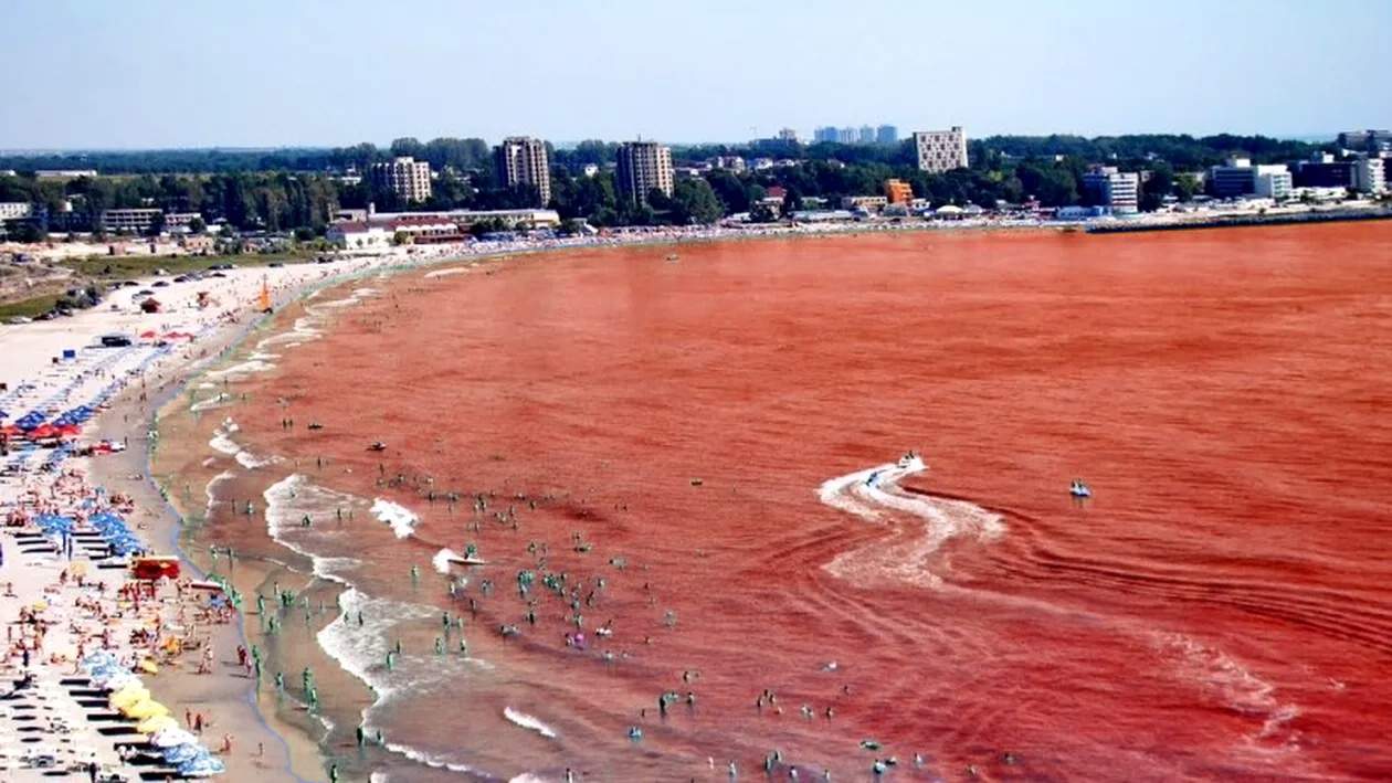 Marea Neagră a devenit roșie, după ce au intrat în ea româncele care au vopsit ouă